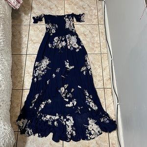 Long strapless dress, it has leg opening and the top expands